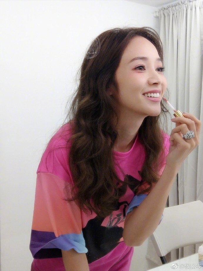 她是周杰伦唯一承认的前女友，今晒粉色套装似十八岁少女！