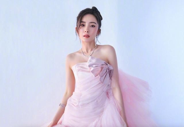 长的像杨幂的女生（农村妇女撞脸杨幂走红）