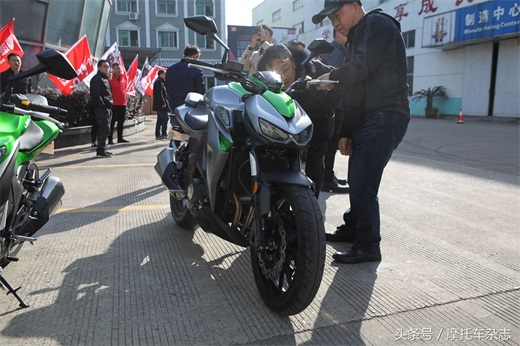 这款刚刚发布的国产“Z1000”引爆国内摩友圈，到底是怎么回事？