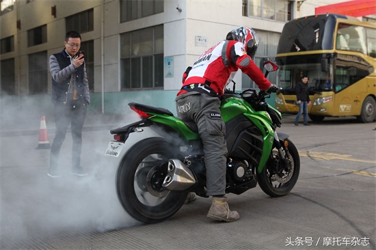 这款刚刚发布的国产“Z1000”引爆国内摩友圈，到底是怎么回事？