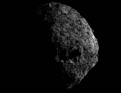 ​小行星Bennu为何将自己表面的碎片抛向太空？