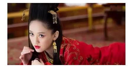 同是演东方不败，第一位太丑，第三位太媚，林青霞最经典