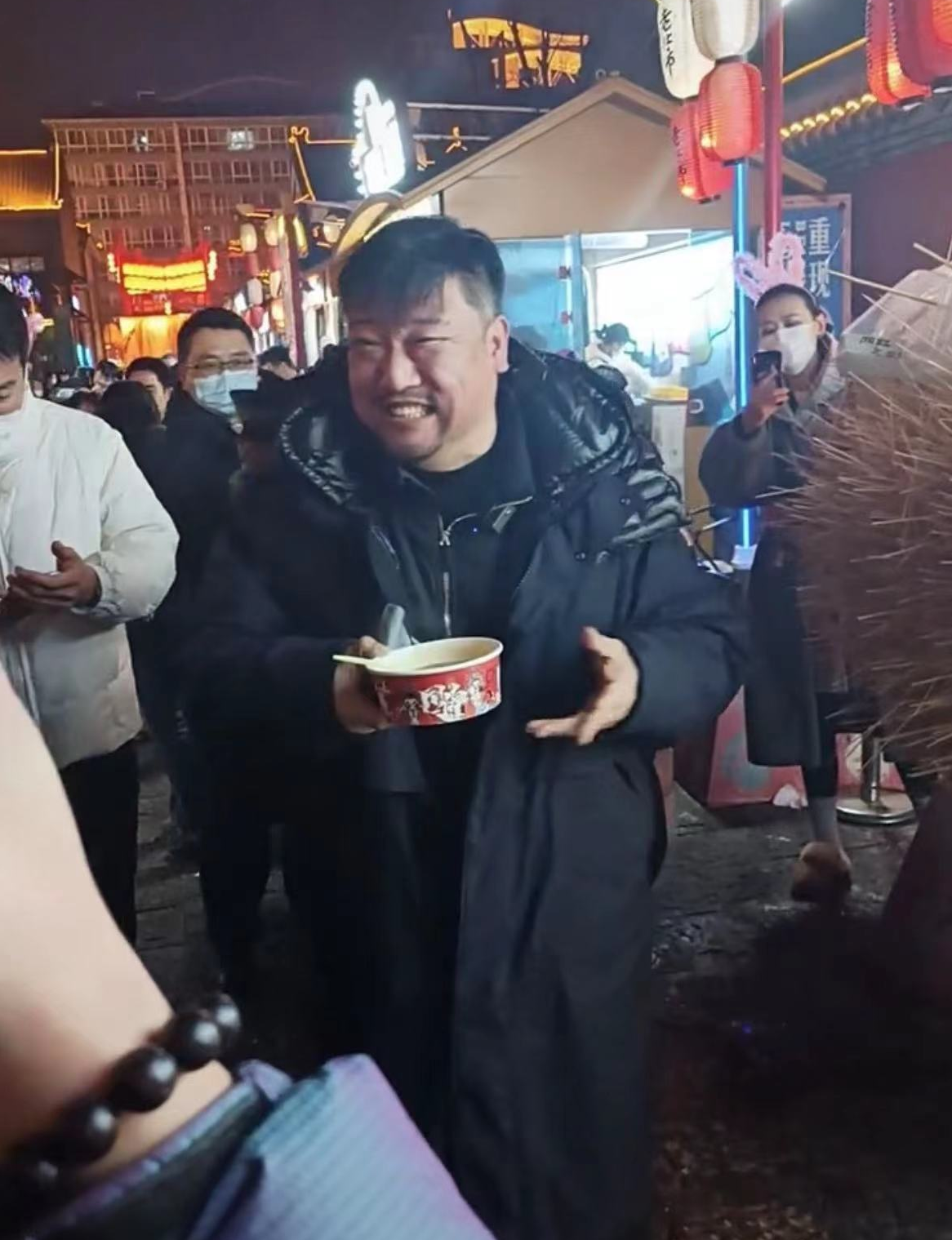 贾冰个人资料 ：黑老大形象太明显，引年轻女粉围观