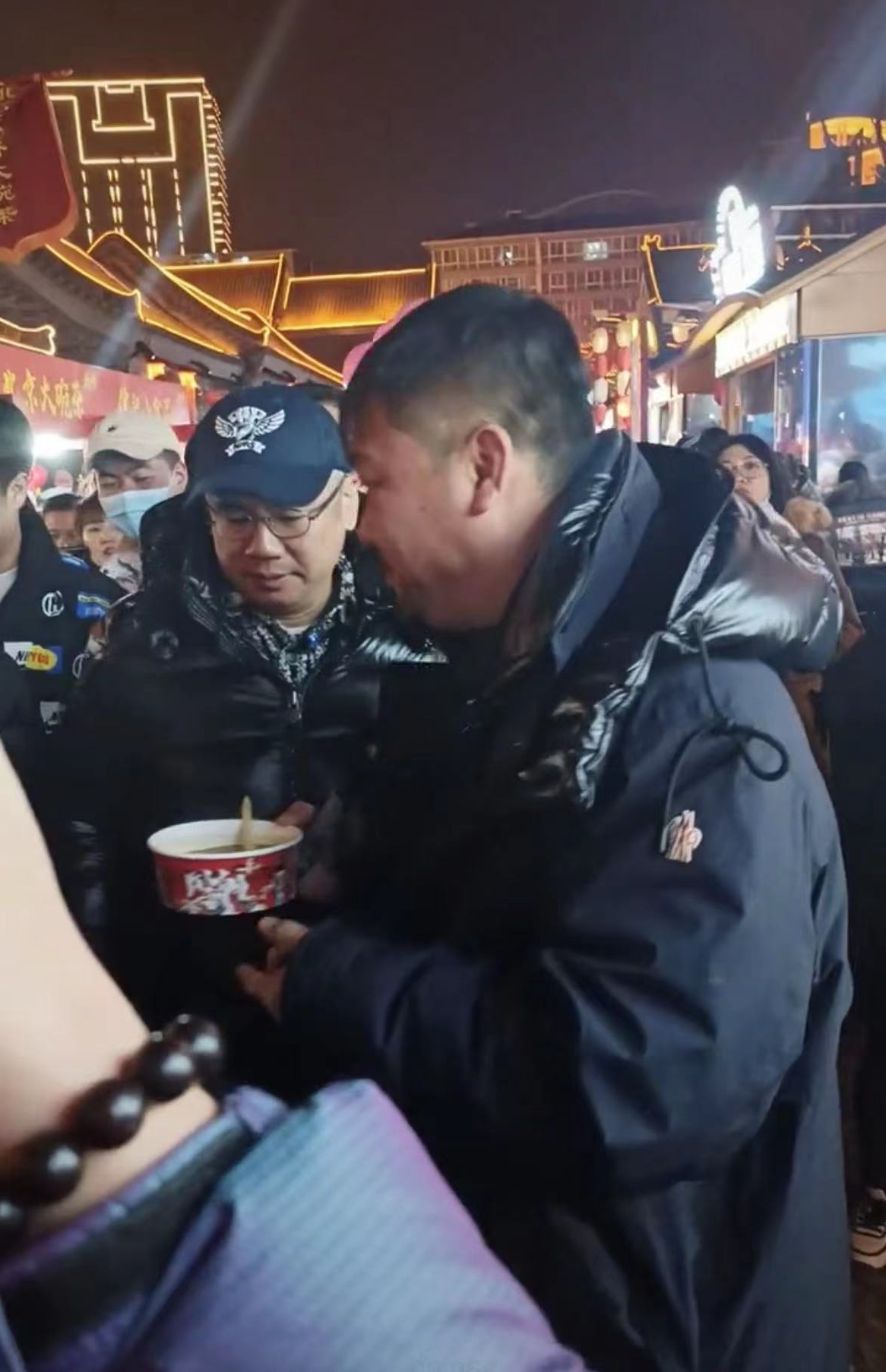 贾冰个人资料 ：黑老大形象太明显，引年轻女粉围观
