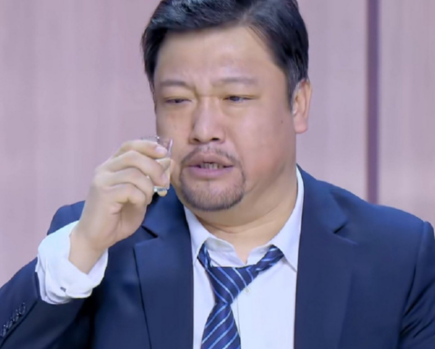 贾冰个人资料 ：黑老大形象太明显，引年轻女粉围观
