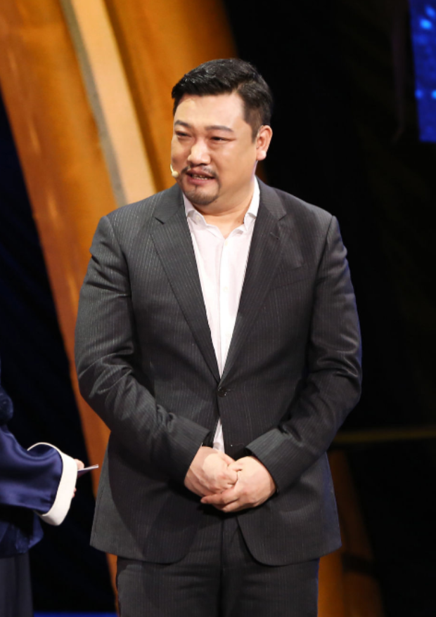 贾冰个人资料 ：黑老大形象太明显，引年轻女粉围观