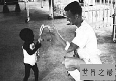 看世界上最黑的孩子，世界史无前例的黑你意想不到