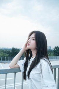 ​任敏黑长直发型出镜，娃娃领白衬衫清纯动人