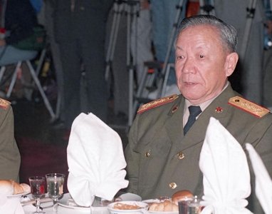 ​1955年，迟浩田自报大尉却迟迟没有通过，他最终被授予什么军衔？
