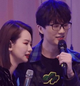 ​歌圈戚薇许嵩友谊就像何炅谢娜，音乐之路的同行与温暖