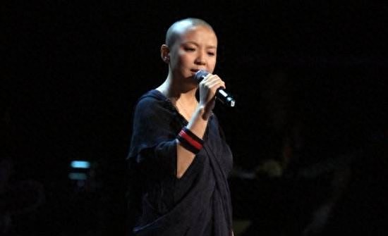 王韵壹一改往日“光头”造型，头发长出来了，搭上了美国当红影星游北京