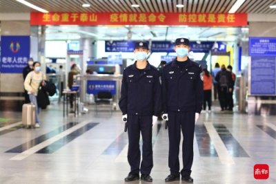 ​学警执勤火车站，“新扎师弟”保春运