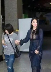 ​郭晶晶女儿穿20元裤子现身，与李湘对比引发网友热议