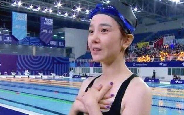 因“发育过猛”，无奈退出泳坛，捂胸却被导演相中一夜走红