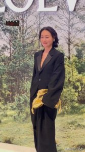​惠英红最新活动照，穿黑色西服又美又飒 和杨幂抱抱亲亲友谊惹人慕
