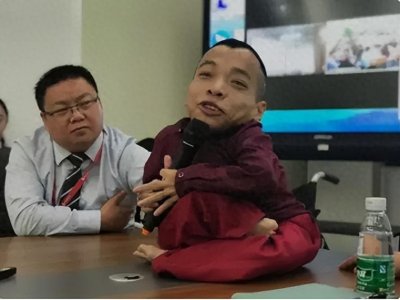 ​没走过路的袖珍总裁李创利：坐婴儿车赚上亿身家，连娶两任美娇娘