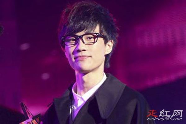 许嵩被女粉丝把头埋进胸里怎么回事 现场为什么那么差