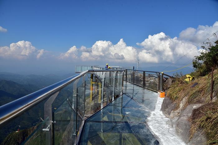 广东海拔最高玻璃廊桥国庆迎客，建在岭南险峰金子山1417米顶峰上