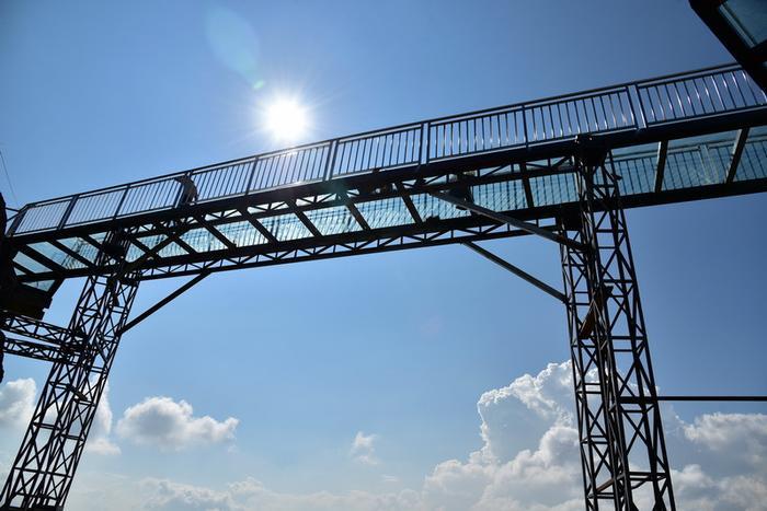 广东海拔最高玻璃廊桥国庆迎客，建在岭南险峰金子山1417米顶峰上