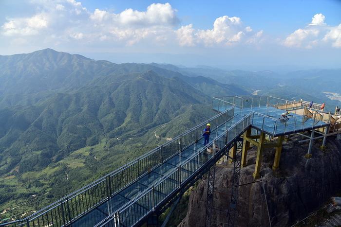 广东海拔最高玻璃廊桥国庆迎客，建在岭南险峰金子山1417米顶峰上