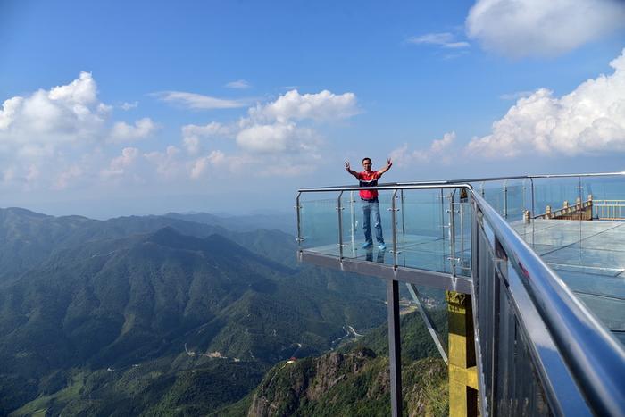 广东海拔最高玻璃廊桥国庆迎客，建在岭南险峰金子山1417米顶峰上