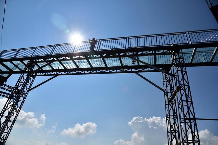 广东海拔最高玻璃廊桥国庆迎客，建在岭南险峰金子山1417米顶峰上