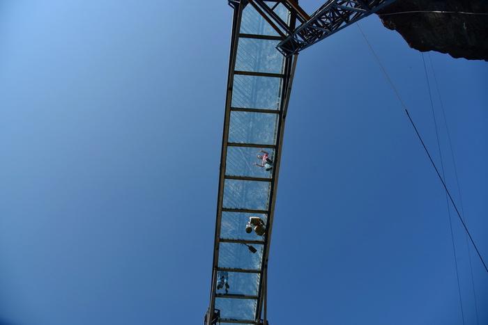 广东海拔最高玻璃廊桥国庆迎客，建在岭南险峰金子山1417米顶峰上