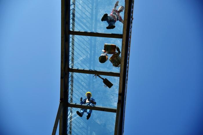 广东海拔最高玻璃廊桥国庆迎客，建在岭南险峰金子山1417米顶峰上