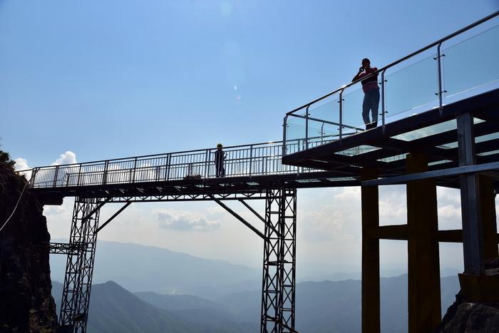 广东海拔最高玻璃廊桥国庆迎客，建在岭南险峰金子山1417米顶峰上