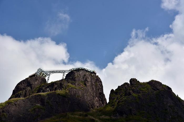 广东海拔最高玻璃廊桥国庆迎客，建在岭南险峰金子山1417米顶峰上