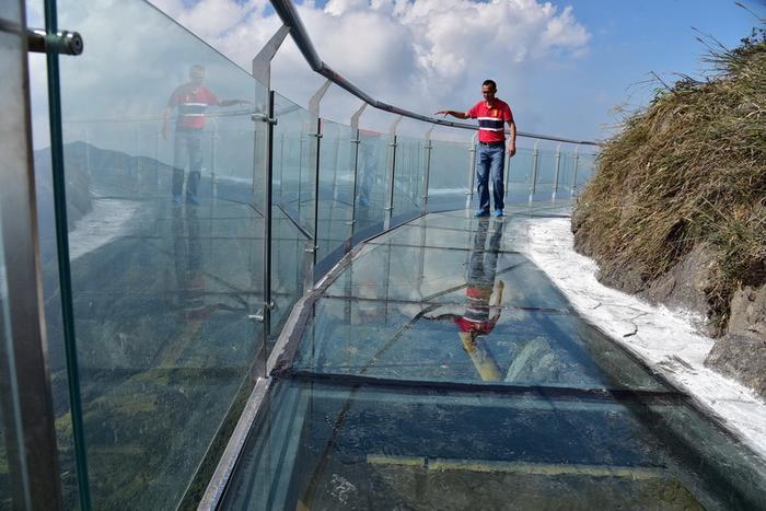 广东海拔最高玻璃廊桥国庆迎客，建在岭南险峰金子山1417米顶峰上