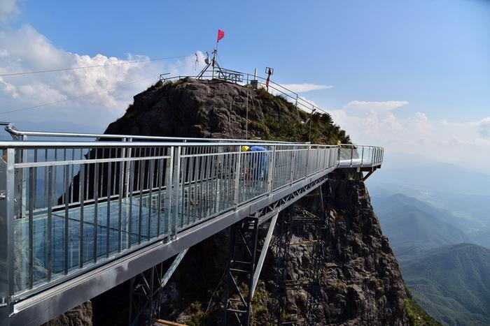 广东海拔最高玻璃廊桥国庆迎客，建在岭南险峰金子山1417米顶峰上