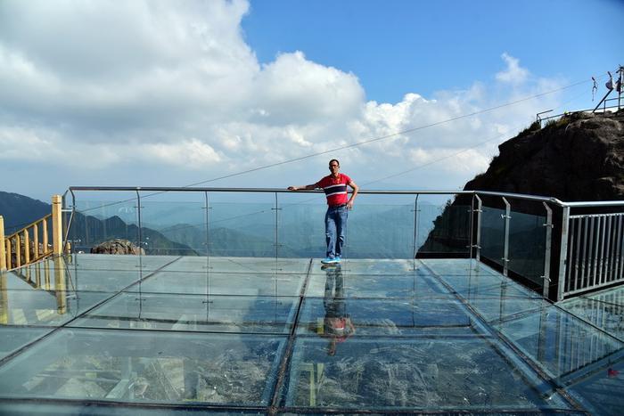 广东海拔最高玻璃廊桥国庆迎客，建在岭南险峰金子山1417米顶峰上