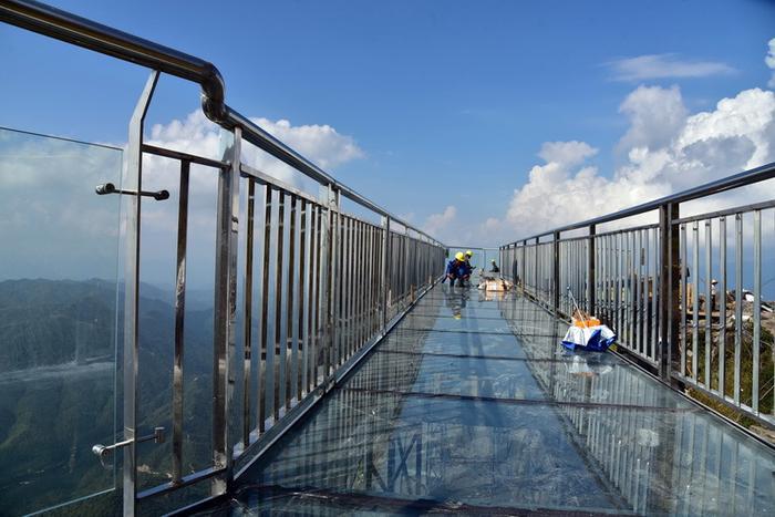 广东海拔最高玻璃廊桥国庆迎客，建在岭南险峰金子山1417米顶峰上