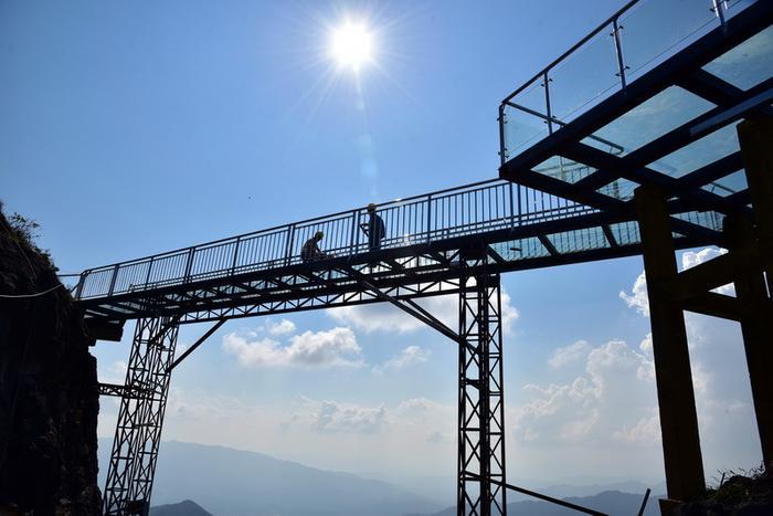 广东海拔最高玻璃廊桥国庆迎客，建在岭南险峰金子山1417米顶峰上