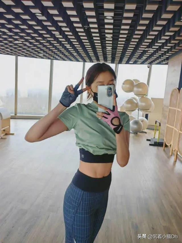 关晓彤晒健身照！长腿和马甲线吸引眼球，对镜比耶自拍秀蛮腰。 