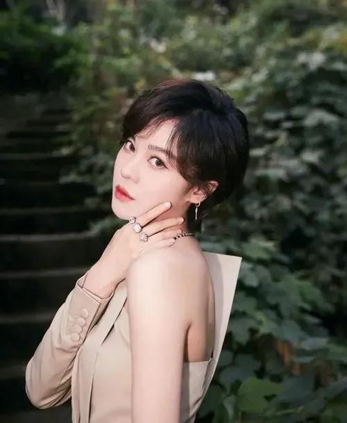 郁可唯，你认识吗？她，唱功了得，内心强大，听她的歌是一种享受