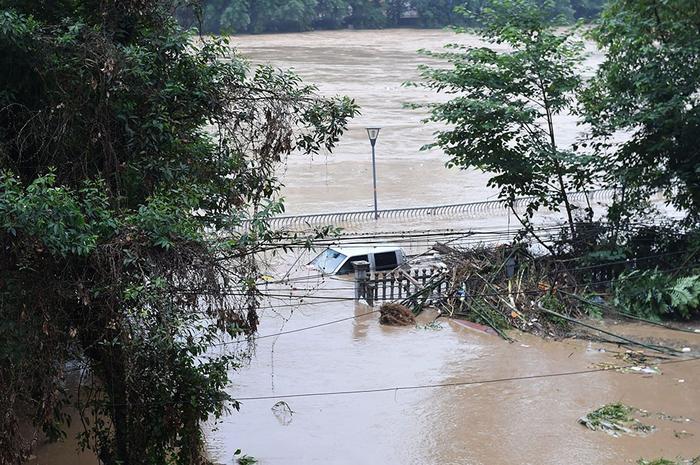 直击｜重庆綦江史上最大洪峰过境，淹没二层居民楼