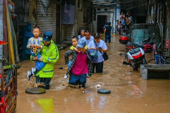 直击｜重庆綦江史上最大洪峰过境，淹没二层居民楼