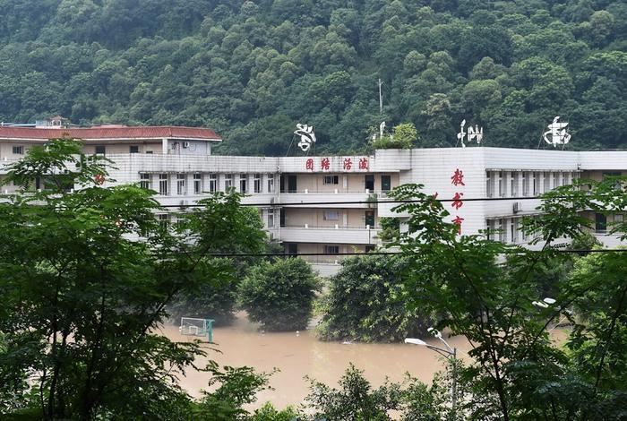 直击｜重庆綦江史上最大洪峰过境，淹没二层居民楼
