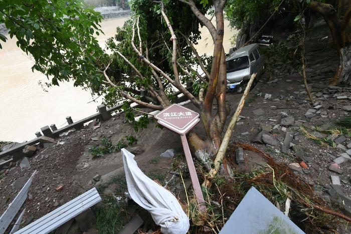 直击｜重庆綦江史上最大洪峰过境，淹没二层居民楼