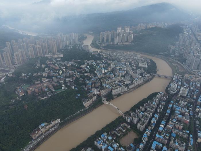直击｜重庆綦江史上最大洪峰过境，淹没二层居民楼