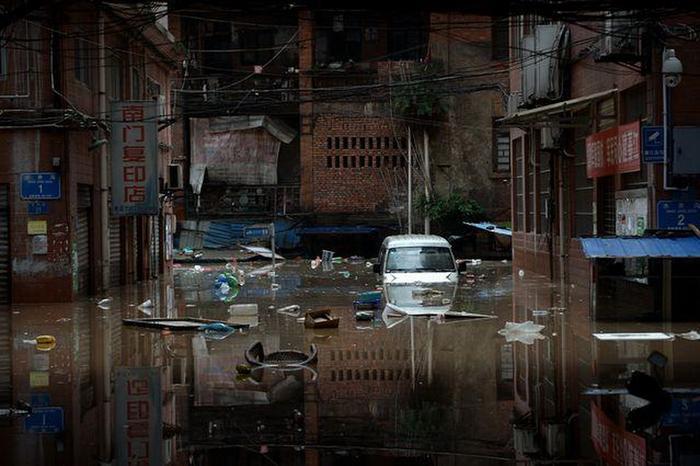 直击｜重庆綦江史上最大洪峰过境，淹没二层居民楼