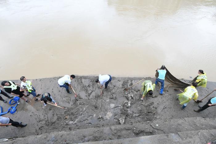 直击｜重庆綦江史上最大洪峰过境，淹没二层居民楼