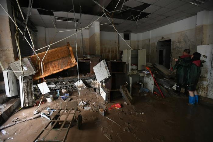 直击｜重庆綦江史上最大洪峰过境，淹没二层居民楼