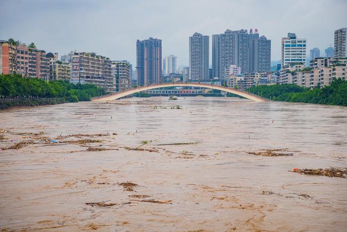 直击｜重庆綦江史上最大洪峰过境，淹没二层居民楼
