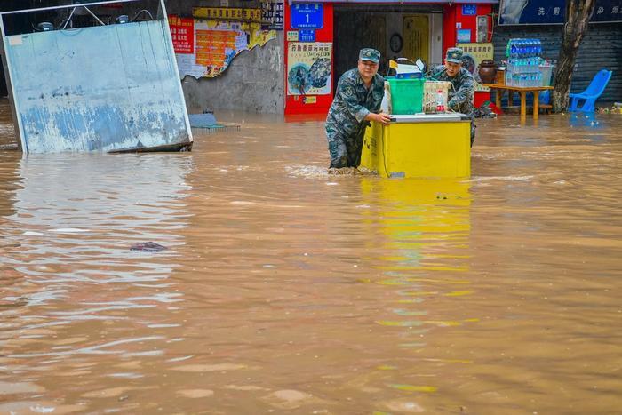 直击｜重庆綦江史上最大洪峰过境，淹没二层居民楼