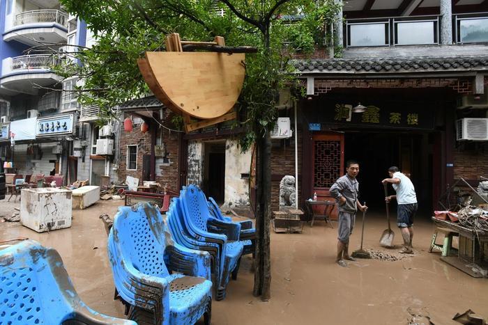 直击｜重庆綦江史上最大洪峰过境，淹没二层居民楼