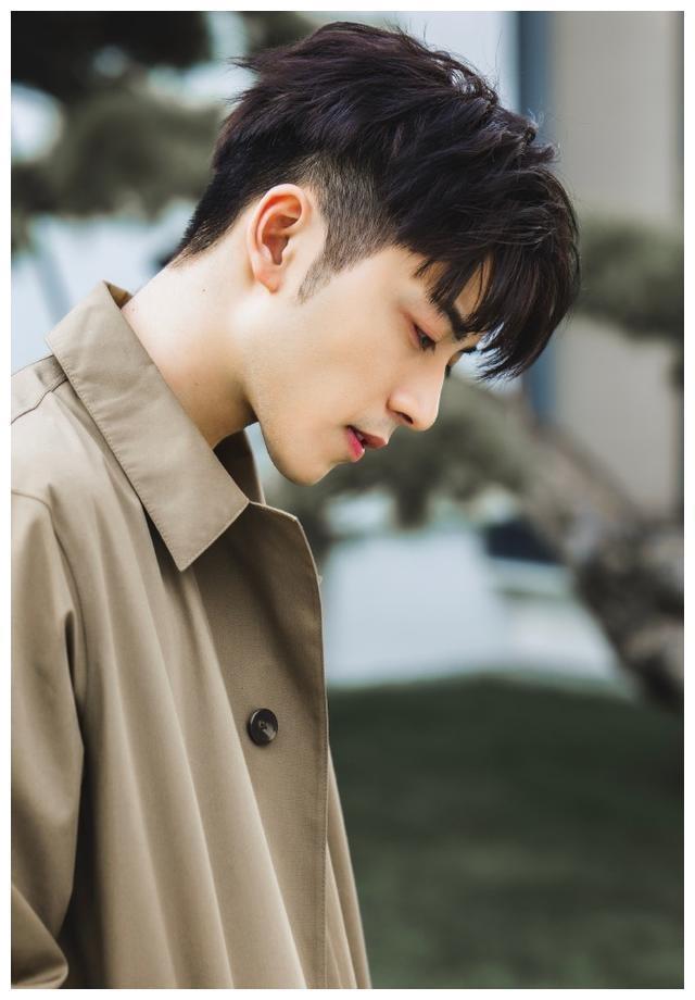 他是厉致诚手下最帅的兵，参加过《明日之子》，女友是中戏校花！