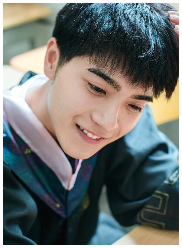 他是厉致诚手下最帅的兵，参加过《明日之子》，女友是中戏校花！